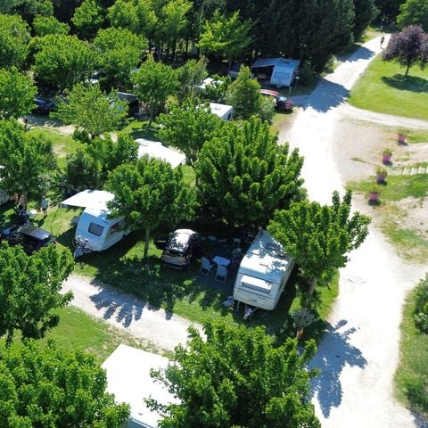 Kampeerplaats - Natuur arrangement (1 tent, caravan of camper / 1 auto)
