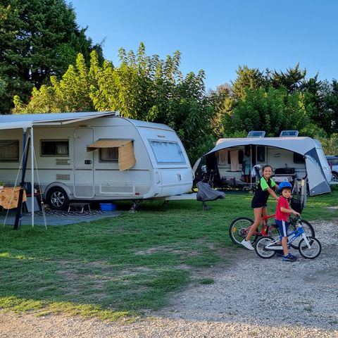 Kampeerplaats - Natuur arrangement (1 tent, caravan of camper / 1 auto)