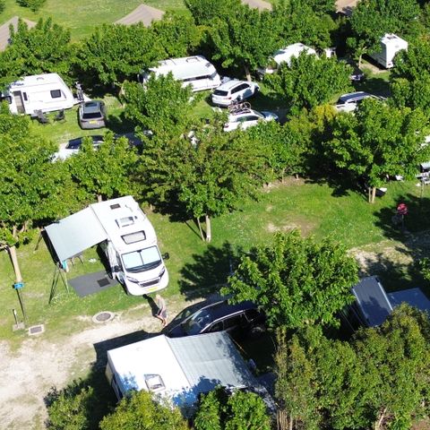 Stellplatz - Forfait Nature (1 Zelt, Wohnwagen oder Wohnmobil / 1 Auto)