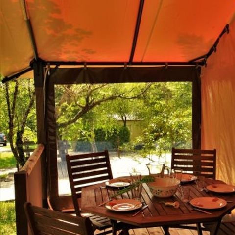 Tente en toile et en bois 5 personnes - Tente Lodge Victoria 30 m² avec salle de bain - terrasse couverte 5 pers