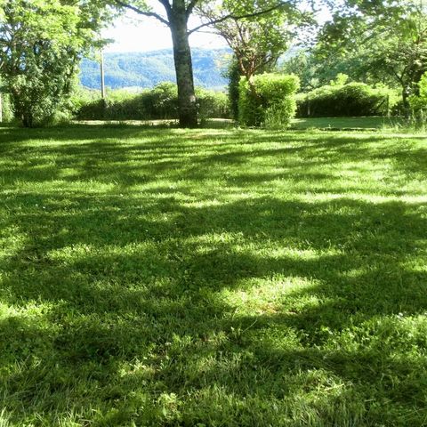 PLOT - Comfort pitch: water/electricity delimited by hedges.100 m² minimum 2/6 pers