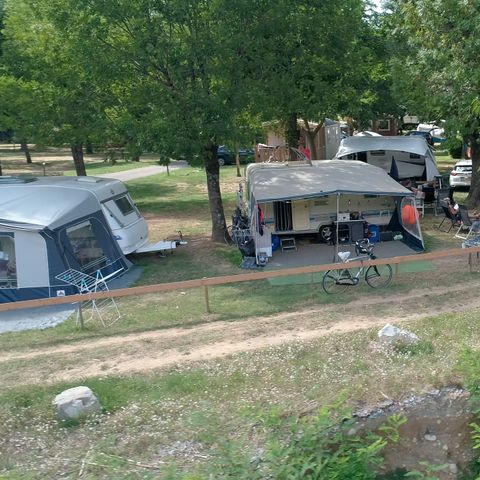 Kampeerplaats - COMFORT PAKKET (1 tent, 1 caravan of 1 camper + 1 auto + 10A elektriciteit)