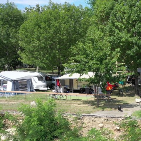 Kampeerplaats - COMFORT PAKKET (1 tent, 1 caravan of 1 camper + 1 auto + 10A elektriciteit)