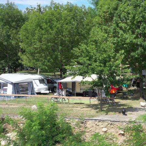 STAANPLAATS - COMFORT PAKKET (1 tent, 1 caravan of 1 camper + 1 auto + 10A elektriciteit)