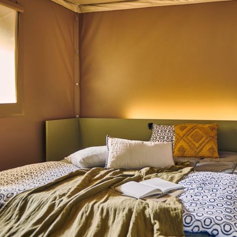 Canvas and wooden tent 5 persons - SAFARI LODGE 28m² with sanitary facilities