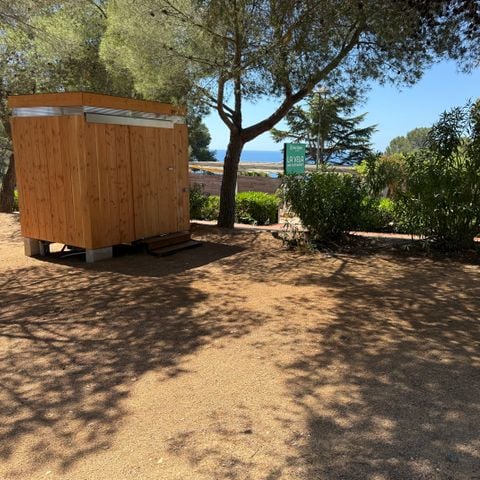 Kampeerplaats - Premium camperplaats met privé sanitair (max 8 m lang)