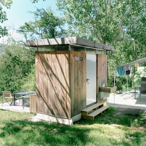 Kampeerplaats - Premium camperplaats met privé sanitair (max 8 m lang)
