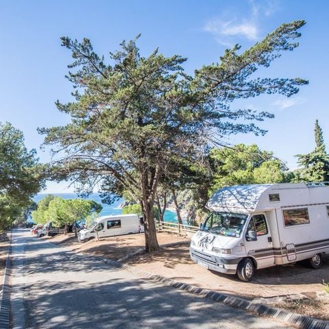 Kampeerplaats - Staanplaats caravan / camper met uitzicht op zee (6-8 m lang)