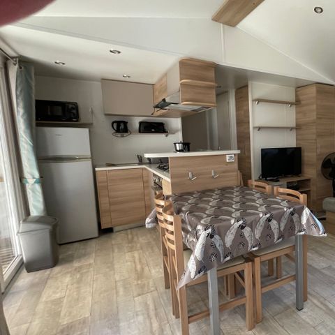 Stacaravan 6 personen - BA45 40 m² - 3 slaapkamers - 2 badkamers, 2 toiletten - Badkamer met douche, wastafel en toilet.