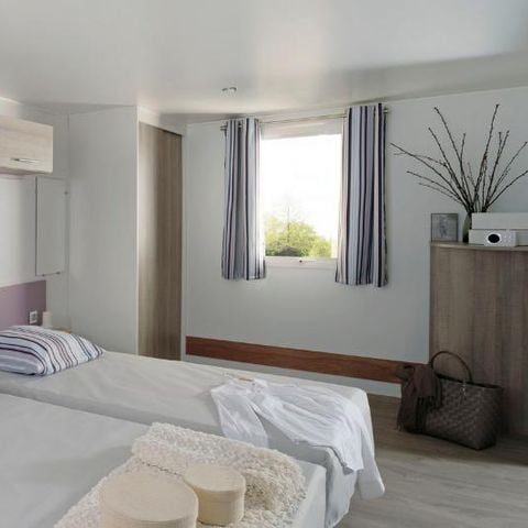 Mobilheim 4 Personen - Mobilheim HELIOS mit Klimaanlage PMR (Person mit eingeschränkter Mobilität) 32m² + halbüberdachte Terrasse 15m².