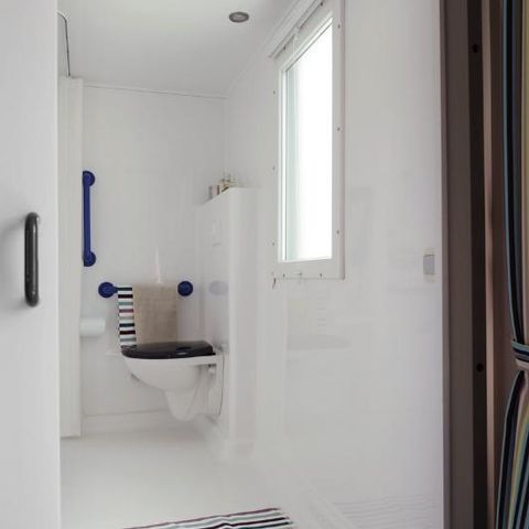Mobilheim 4 Personen - Mobilheim HELIOS mit Klimaanlage PMR (Person mit eingeschränkter Mobilität) 32m² + halbüberdachte Terrasse 15m².