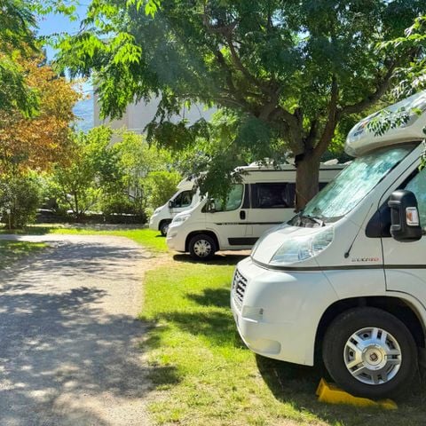 STAANPLAATS - Standaard pakket: 1 plaats + 1 voertuig + Tent, Caravan of Camper (zonder elektriciteit)