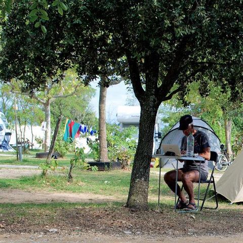 Kampeerplaats - Standaard pakket: 1 plaats + 1 voertuig + Tent, Caravan of Camper (zonder elektriciteit)