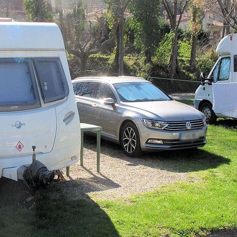 STAANPLAATS - Amelia pakket: 1 plaats + 1 voertuig + Tent, Caravan of Camper (elektriciteit inbegrepen)
