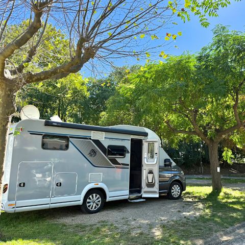 PARCELA - Paquete Amelia: 1 parcela + 1 vehículo + Tienda, Caravana o Autocaravana (electricidad incluida)