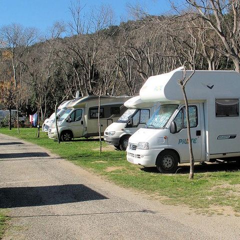 STAANPLAATS - Amelia pakket: 1 plaats + 1 voertuig + Tent, Caravan of Camper (elektriciteit inbegrepen)