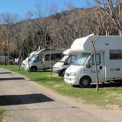 Piazzola - Pacchetto Amelia: - 1 veicolo - Tenda - Roulotte o camper - Elettricità inclusa