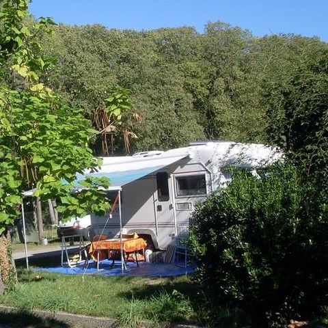 Kampeerplaats - Amelia pakket: 1 plaats + 1 voertuig + Tent, Caravan of Camper (elektriciteit inbegrepen)