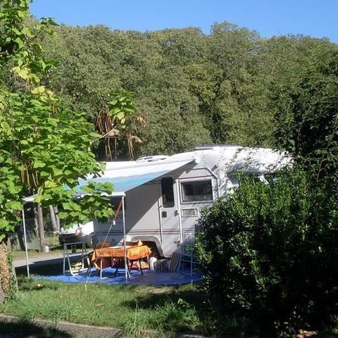 PIAZZOLA - Pacchetto Amelia: 1 piazzola + 1 veicolo + tenda, roulotte o camper (elettricità inclusa)