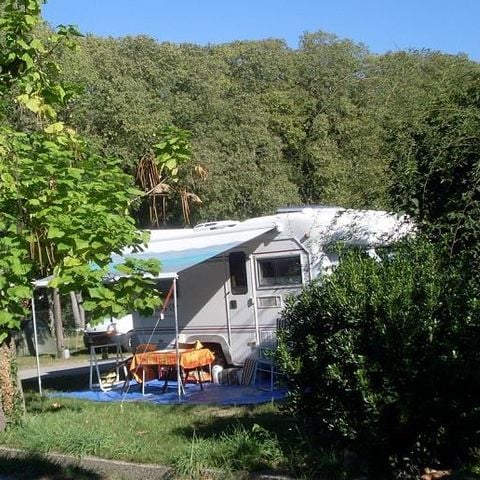 Piazzola - Pacchetto Amelia: - 1 veicolo - Tenda - Roulotte o camper - Elettricità inclusa