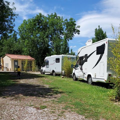 Kampeerplaats - 1 auto + tent, caravan of camper