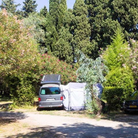 STAANPLAATS - Standplaats + auto + 2 pers.
