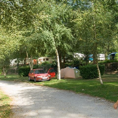 Stellplatz - Forfait Confort (1 Wohnwagen, Zelt / 1 Auto) oder Wohnmobil (Strom 10A)