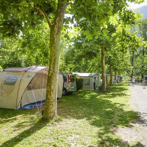 EMPLACEMENT - Forfait Confort (1 caravane, tente / 1 voiture) ou camping-car (électricité 10A)