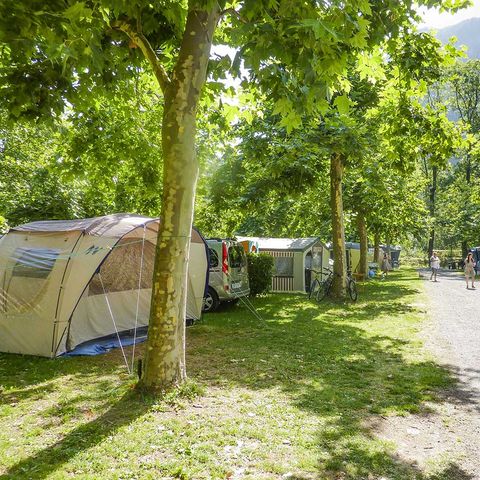 PIAZZOLA - Pacchetto Privilege (tenda, roulotte o camper / 1 auto / elettricità 10A) + allacciamento acqua e scarico