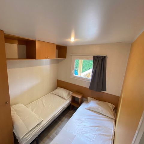 MOBILHOME 4 personnes - AULUS dimanche : 1 salle d'eau avec terrasse couverte