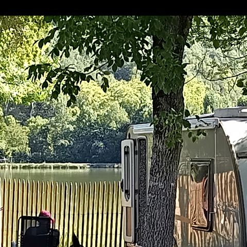 PARCELA - 2 personas, 1 tienda, 1 vehículo + Electricidad 6AMP