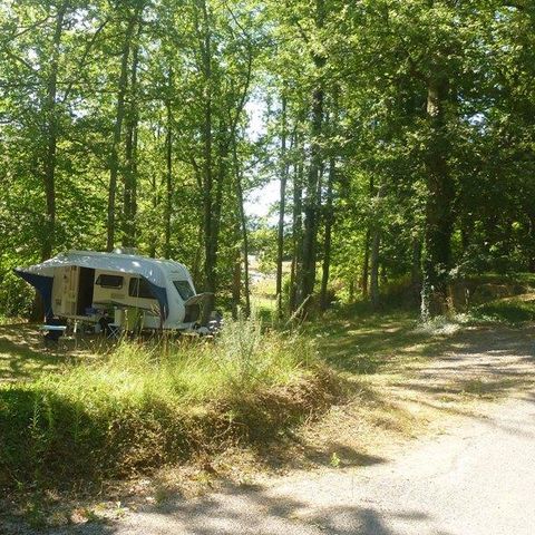 Kampeerplaats - Comfortpakket: standplaats + auto + tent/caravan of camper + 10A elektriciteit