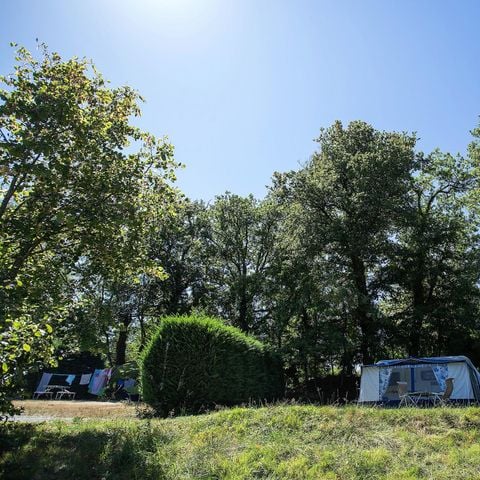 EMPLACEMENT - Forfait Confort : Emplacement + voiture + tente/caravane ou camping-car + électricité 10A