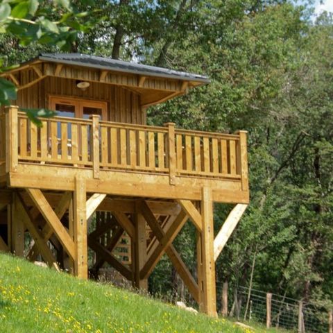 AUßERGEWÖHNLICHE UNTERKUNFT 5 Personen - CABANE in den Bäumen 24m² / 1 Zimmer - überdachte Terrasse