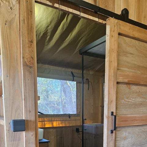 LODGE 6 personnes - Tente LODGE LUXE XL SAFARI SANDERS 3 Chambres - Terrasse couverte 2/6 pers.