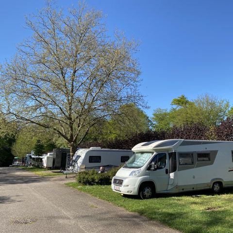 Kampeerplaats - Camping-Car Comfort Pakket 2 personen (Elec 10A, Sanitair)