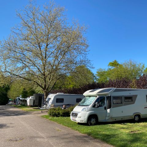 PARCELA - Paquete Camping-Car Comfort 2 personas (Elec 10A, Sanitario)