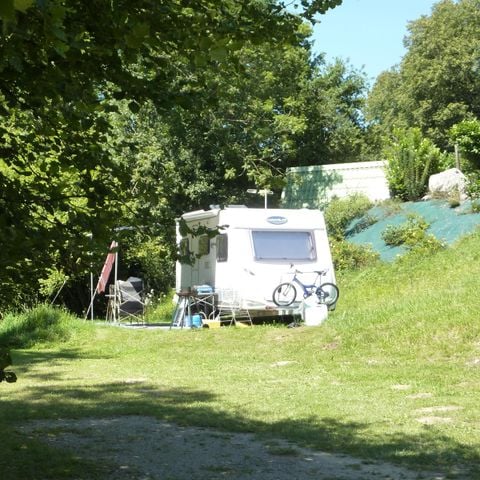 STAANPLAATS - Kleine caravanplaats (-6m met pijl zonder voortent)