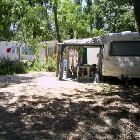 PIAZZOLA - Piazzola + elettricità 10 amp + auto + roulotte o tenda