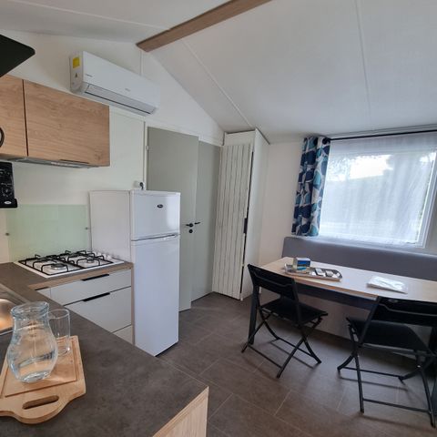 Mobilheim 4 Personen - CONFORT 2 SCHLAFZIMMER 7.5mx4m (28-30m2) + halbüberdachte Terrasse + Klimaanlage + Fernseher
