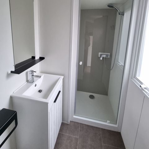 Mobilheim 6 Personen - CONFORT 3 SCHLAFZIMMER 8.60m x 4m (34m²) + halbüberdachte Terrasse + Klimaanlage + Fernseher