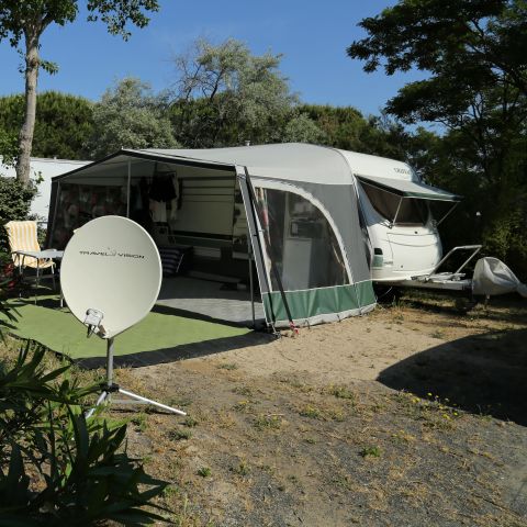 Kampeerplaats - Comfort standplaats Mi-ombre pakket: elektriciteit + 1 voertuig 2 pers.