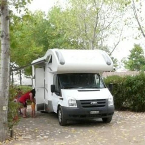 PLOT - Comfort Pitch Mi-ombre package: electricity + 1 vehicle 2 pers.