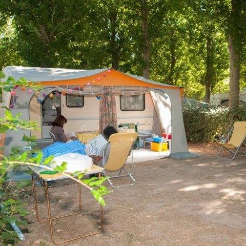 STAANPLAATS - COMFORT + 1 auto + tent of caravan + elektriciteit