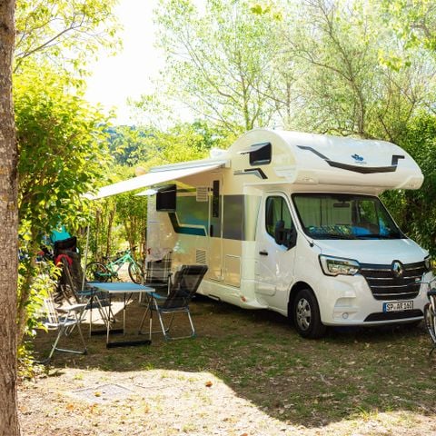 Kampeerplaats - Standplaats Essentiel 5 amp (tent, caravan of camper / 1 auto)
