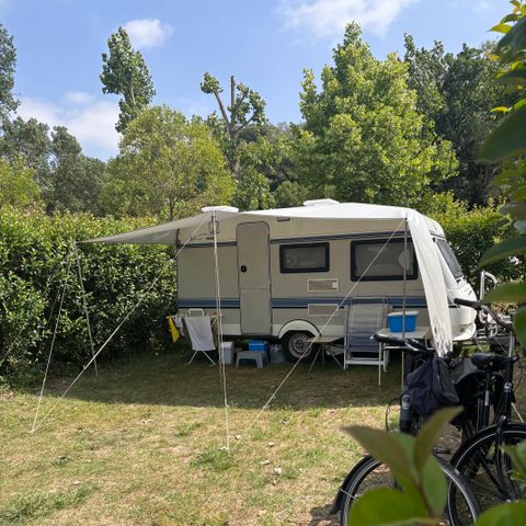 Pitch - Nature 5 amp pitch (tent, caravan or camper / 1 car)