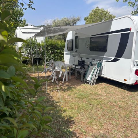 STAANPLAATS - Comfort standplaats 10 amp (tent, caravan of camper / 1 auto)