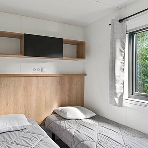BUNGALOW 4 personnes - Mobil-home | Premium | 2 Ch. | 4 Pers. | Terrasse surélevée | 2 SDB | Clim. | TV