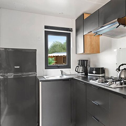 BUNGALOW 4 personnes - Mobil-home | Premium | 2 Ch. | 4 Pers. | Terrasse surélevée | 2 SDB | Clim. | TV