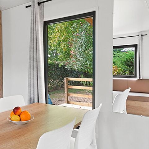 BUNGALOW 4 personnes - Mobil-home | Premium | 2 Ch. | 4 Pers. | Terrasse surélevée | 2 SDB | Clim. | TV